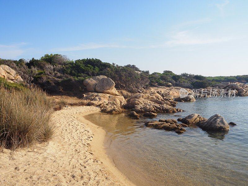 Cala Serana在卡布里拉岛，在马达莱纳岛，撒丁岛，意大利